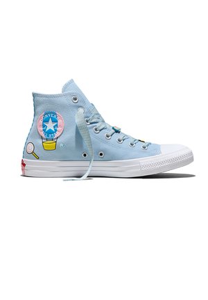 Baskets montantes Converse bleu clair avec des patchs à thème bonbons, comprenant un sucette et un logo ballon, ainsi que des lacets à carreaux bleus assortis.