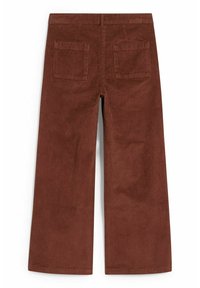 Pantalon large en velours côtelé marron avec deux poches plaquées à l'arrière, présenté à plat de dos.