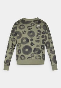 Φούτερ σε ελαιοπράσινο με μαύρα κυκλικά γραφικά σχέδια, με στρογγυλή λαιμόκοψη και ριμπ μανσέτες. Περιορισμένη διακοσμητική κέντηση στον ώμο.