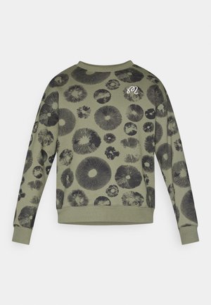 Olive rohelise tooniga dressipluus mustade ringjate graafiliste mustritega, millel on ümmargune kaelus ja soonikust varrukasuu. Õlal piiratud tikandiga detail.