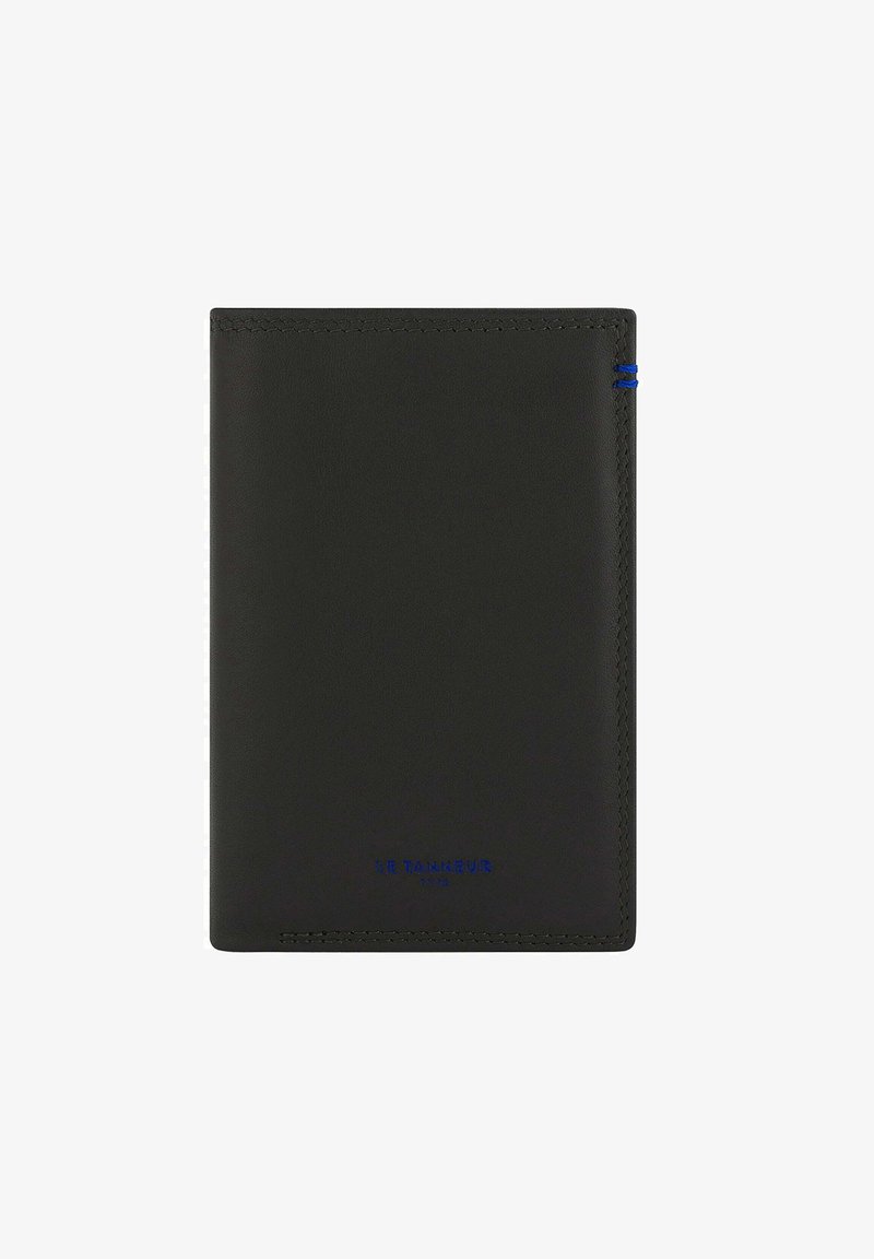 Portafoglio in pelle nera con cuciture blu, texture liscia, forma rettangolare, logo in rilievo sul fondo e un design minimalista.