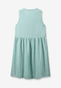 Robe sans manches vert menthe avec un tissu texturé, présentant un corsage ajusté et une jupe évasée et froncée qui arrive au genou.