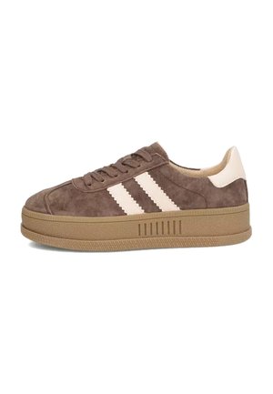 Brązowy zamszowy sneaker z beżowymi podwójnymi paskami, beżową zakładką na pięcie i grubą gumową podeszwą z teksturowanymi detalami, widziany z boku.