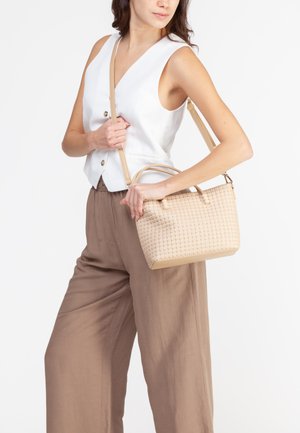 Borsa a tracolla beige intrecciata con esterno texturizzato, forma strutturata, doppio manico superiore e tracolla regolabile. Ambientata su uno sfondo neutro.