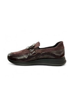 Bordeauxroter Leder-Slipper mit Wildlederakzenten, einem metallischen Schnallendetail und einer flexiblen schwarzen Sohle. Glatte Textur mit einem leicht glänzenden Finish.