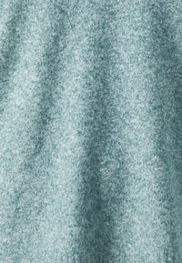 Απαλή υφασμάτινη ύφανση σε ανοιχτό εκρού χρώμα με απαλή υφή και διακριτό καμβά, διαθέτοντας ελαφρώς ελαστική και λεία επιφάνεια.