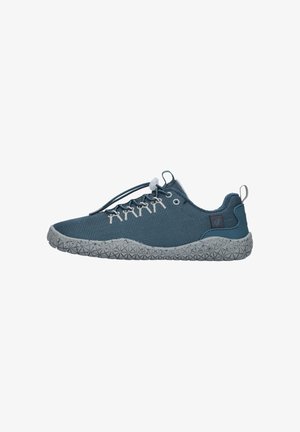 Blaue Mesh-Sportschuhe mit einer strukturierten grauen Gummisohle. Mit elastischen Schnürsenkeln und einer Lasche an der Ferse für einfaches An- und Ausziehen.