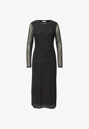 Largo vestido negro con estampado de leopardo, con mangas largas transparentes y cuello redondo. Textura suave y silueta recta.