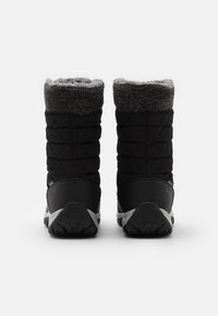 Schwarze isolierte Stiefel mit einem gesteppten Design, grauem Fleece-Kragen und Gummisohlen mit strukturiertem Profil für besseren Halt.