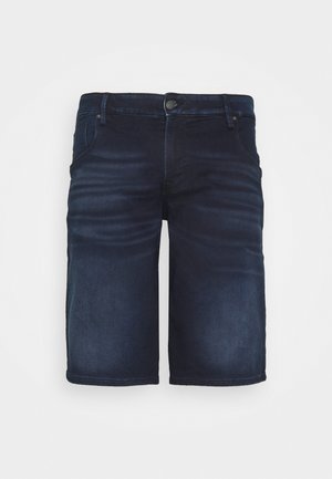 Shorts in denim blu scuro con bottone anteriore, passanti per cintura e dettagli sbiaditi su uno sfondo bianco.