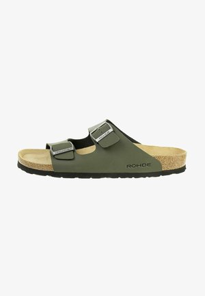 Grüne Sandalen mit zwei verstellbaren Riemen und silbernen Schnallen, Korkfußbett und schwarzer Laufsohle. Glatte Textur mit minimalen Designelementen.