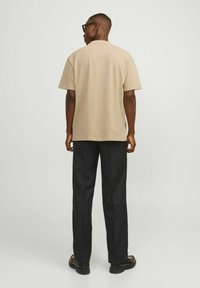Jack & Jones PREMIUM JPRBLAHARVEY TEE UNISEX - Camiseta básica - travertine