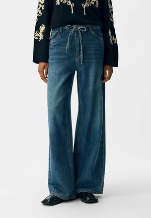 WIDE LEG BINDEGÜRTEL - Brīva piegriezuma džinsi - medium blue denim