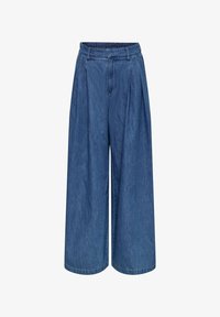 Pantalones vaqueros azules de pierna ancha con cinturilla elástica, trabillas y pliegues en la parte delantera, mostrados sobre un fondo blanco.
