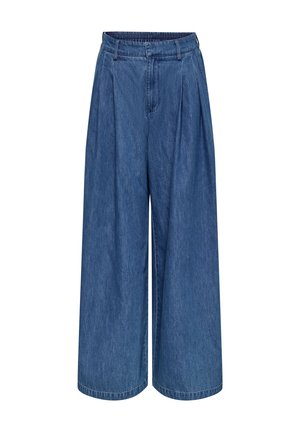 Plave hlače širokih nogavica od trapera s elastičnim pojasom, petljama za remen i naborima sprijeda, prikazane na bijeloj pozadini.