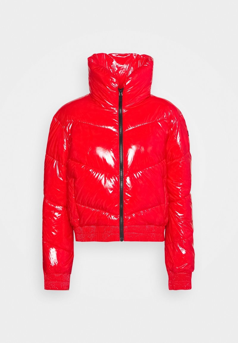 Czerwona puchowa kurtka o błyszczącej, pikowanej fakturze. Wysoki kołnierz, zamek błyskawiczny z przodu i ściągacze na rękawach. Krótki krój podkreśla nowoczesny styl.