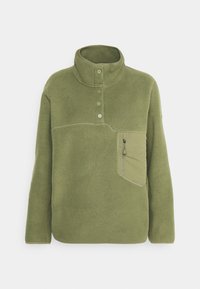 Olivgrüner Fleece-Pullover mit hohem Kragen, drei Knöpfen und einer mit Reißverschluss versehenen Brusttasche. Weicher Stoff mit kontrastierenden Nähten.