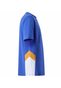 Camiseta de manga corta azul con un acento en forma de chevron blanco y naranja en el lado. Hecha de una tela suave con un corte relajado.