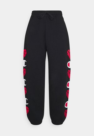 Schwarze Sweatpants mit elastischen Bündchen und Bund, versehen mit roten Basketball-Herz-Grafiken und weißen, fetten Buchstaben entlang der Außenseiten der Beine.