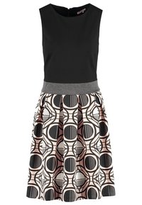 Zwarte mouwloze jurk met een strakke top en een geplooide, geprinte rok in lichtroze en zwart geometrische patronen. Grijze taillebanddetail.