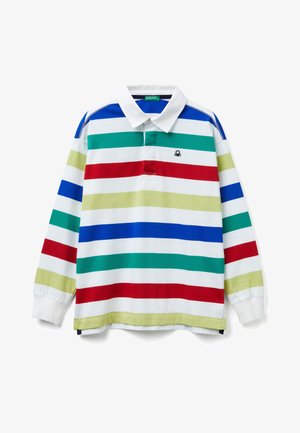 Polo de manga larga con rayas horizontales en rojo, azul, verde y amarillo sobre un fondo blanco, con cuello y logo en contraste.