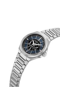 Reloj de acero inoxidable plateado con un dial texturizado de color azul oscuro, subdiales de cronógrafo y un bisel acanalado; diseño de brazalete de eslabones.