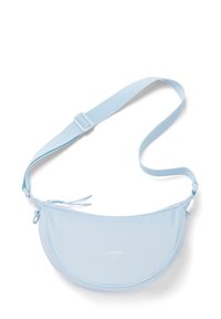 Světle modrá, polokruhová crossbody taška vyrobená z měkké tkaniny; má tenký nastavovací popruh a přední zip pro bezpečné uzavření.