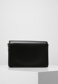 Černé kožené psaníčko s hladkým povrchem, obdélníkovým tvarem a kovovým zipem jako akcentem. Jednoduchý design zvyšuje všestrannost.