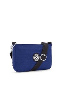 Mörkblå crossbody-väska i texturerad nylon med en justerbar strap i svart och silverfärgade detaljer. Har en rund logopatch på framsidan.