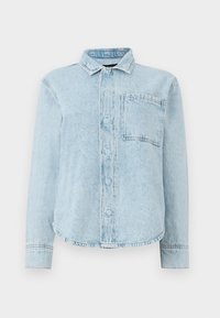 Chemise en denim bleu clair à manches longues avec boutons sur le devant, une poche poitrine, col pointu et ourlet légèrement arrondi.