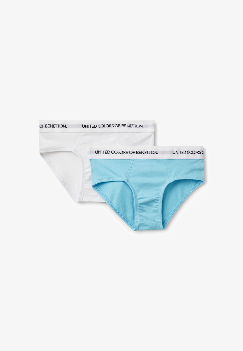 Deux paires de sous-vêtements en coton pour femmes : une blanche et une bleu clair, toutes deux avec des ceintures élastiques arborant la marque "United Colors of Benetton".