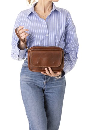 Bruine leren handtas met een rechthoekige vorm, voorzien van een gestructureerd oppervlak, een rits aan de bovenkant en een korte polsband. Accenten met zichtbare stiksels.