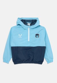 Svijetloplavi i tamnoplavi vjetrovka s kapuljačom, elastičnim manžetama, prednjim zatvaračem, logotipom na prsima i kenguru džepom. Lagana, glatka tekstura.