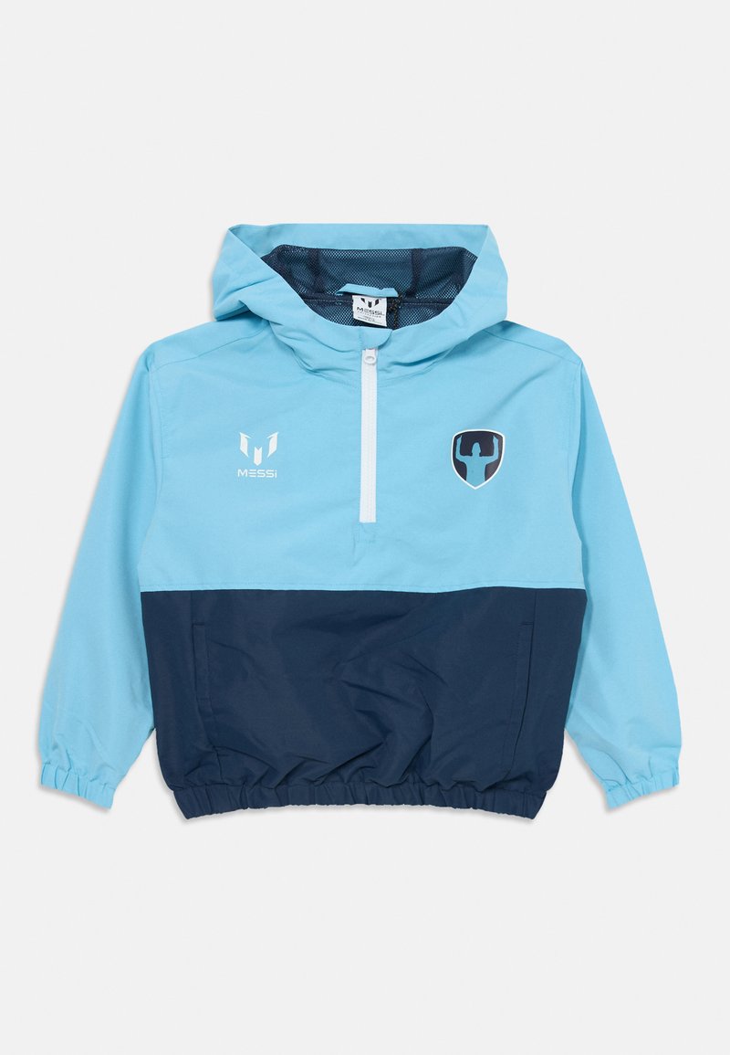 Svijetloplavi i tamnoplavi vjetrovka s kapuljačom, elastičnim manžetama, prednjim zatvaračem, logotipom na prsima i kenguru džepom. Lagana, glatka tekstura.