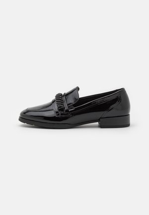 Mocassin en cuir verni noir avec un bout arrondi, une bande décorative sur le devant et un petit talon. Texture lisse avec des accents minimaux.