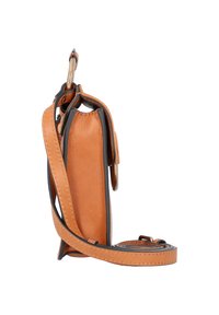 Taschenhandtasche aus braunem Leder mit glatter Textur, schlankem Design und dunklen Akzenten. Verfügt über einen abnehmbaren Tragegurt und ein kreisförmiges Details aus Metall.