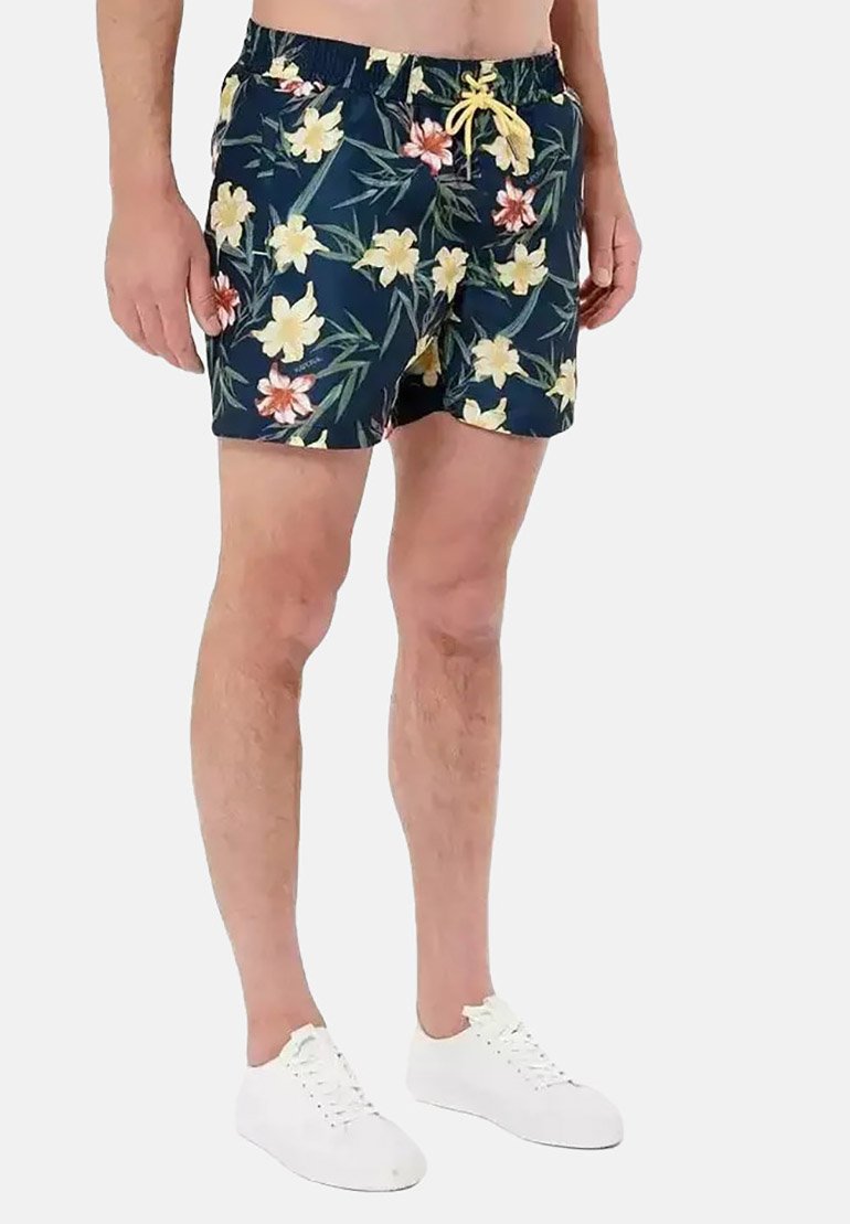 Shorts de bain bleus avec un motif floral comportant des fleurs jaunes et blanches, une taille élastique et un cordon de serrage jaune.