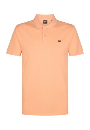 Polo pour homme à manches courtes de couleur pêche, avec deux boutons et un petit logo rond sur le côté gauche de la poitrine, sur fond blanc.