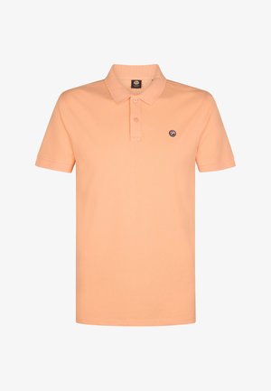 Herren Poloshirt in Pfirsich mit kurzen Ärmeln, zwei Knöpfen und kleinem rundem Logo auf der linken Brust vor weißem Hintergrund.