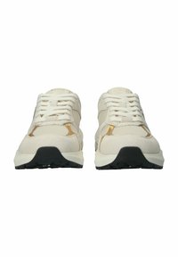 Beige Sport Sneakers aus Netz und Wildleder, weiße Schnürung und schwarze Gummisohle; mit goldenen Akzenten an den Seiten.
