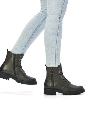 Bottines en cuir vert avec une finition texturée, dotées de lacets et d'une fermeture éclair, bout rond et semelle en caoutchouc avec un petit talon.