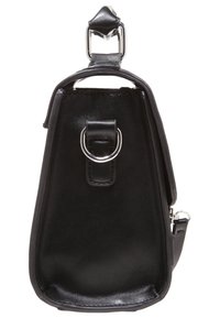 Černá kožená taška se strukturovaným designem, vybavená stříbrnými detaily, odnímatelným popruhem a výrazným kovovým kroužkem jako akcentem.