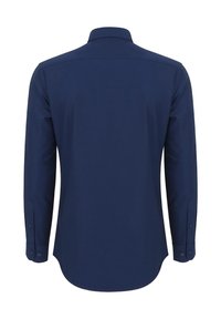 Granatowa koszula z długim rękawem o klasycznym kołnierzyku, z mankietami na guziki, gładką teksturą i dopasowanym krojem bez widocznych znaków towarowych.