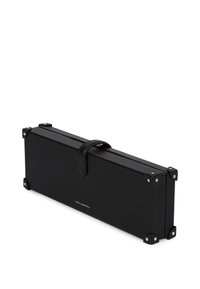 Czarna, prostokątna torba wykonana z fakturowanej skóry. Posiada uchwyt u góry, srebrne akcenty metalowe oraz osłony na rogach. Logo nadrukowane z boku.