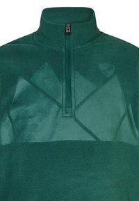 Zelený fleece svetr s vysokým límcem, polo-zip zapínáním a geometrickým vzorem. Měkká textura s mírně lesklým povrchem.