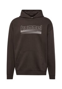 Brauner Hoodie mit einer Fronttasche, ausgestattet mit einem weißen "hummel"-Logo auf der Brust und elastischen Bündchen für eine enge Passform. Weicher Textur.