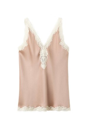 Camisola de satén rosa claro con escote en V profundo y ribete de encaje blanco en el escote, los hombros y el dobladillo.