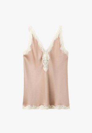 Camisola de satén rosa claro con escote en V profundo y ribete de encaje blanco en el escote, los hombros y el dobladillo.