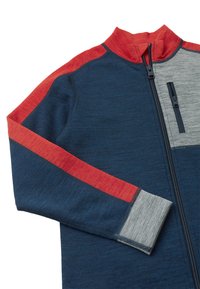 Blå og grå zip-up jakke med høj krave. Har røde skulderdetaljer og en lynlåslomme på brystet. Blødt, struktureret stof.