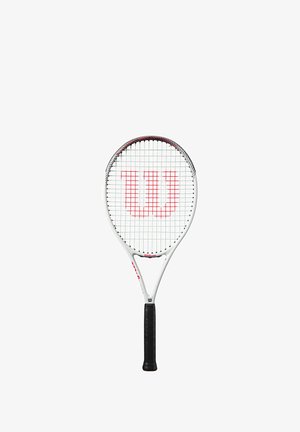 Tennissla met een wit frame, rode en zwarte accenten, en een gestructureerde zwarte grip. Bevat een open snaarpatroon en een groot logo.